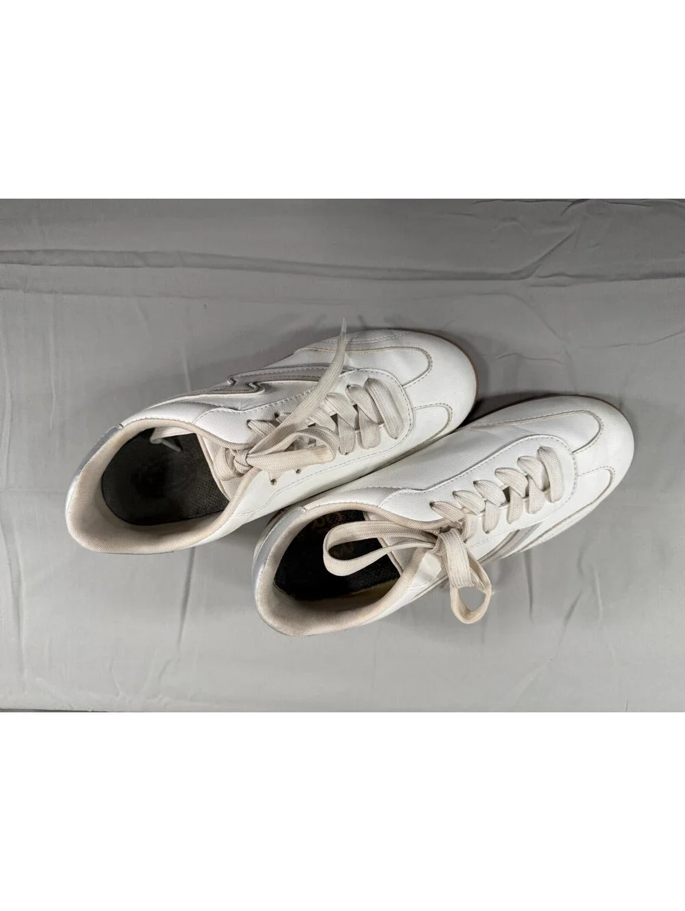 Irita.A White Faux Leather Low Top Sneakers Gum Sole Silver Accent Size 8 122